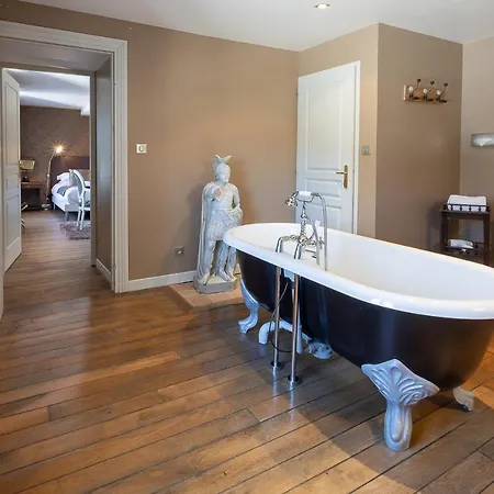 Le Domaine Chateau Du Faucon