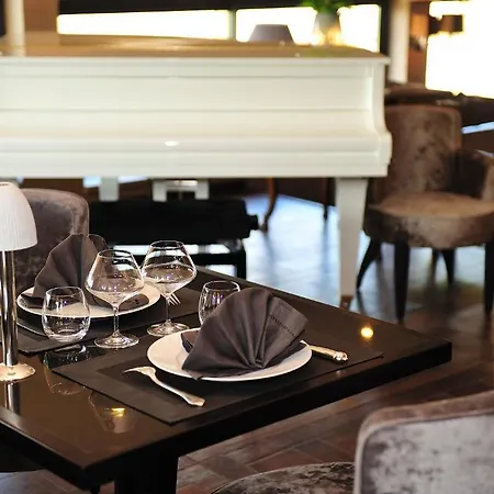 酒店 Le Domaine Chateau Du Faucon 4*