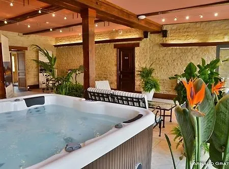 Le Domaine Chateau Du Faucon