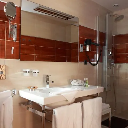 Le Domaine Chateau Du Faucon 4* Donchery
