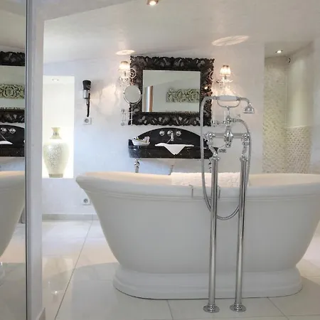Le Domaine Chateau Du Faucon Hotel 4*