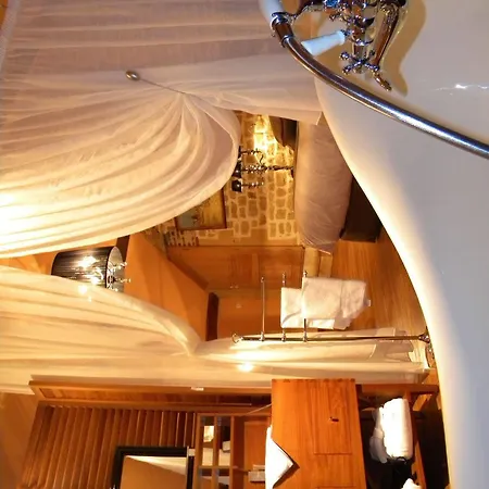 Le Domaine Chateau Du Faucon